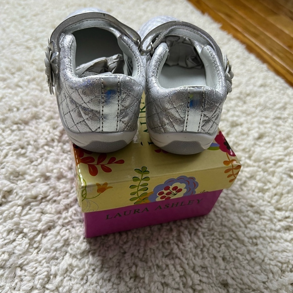 Kids 7 Laura Ashley Silver Quilted Shoes NEW - Picture 7 of 8